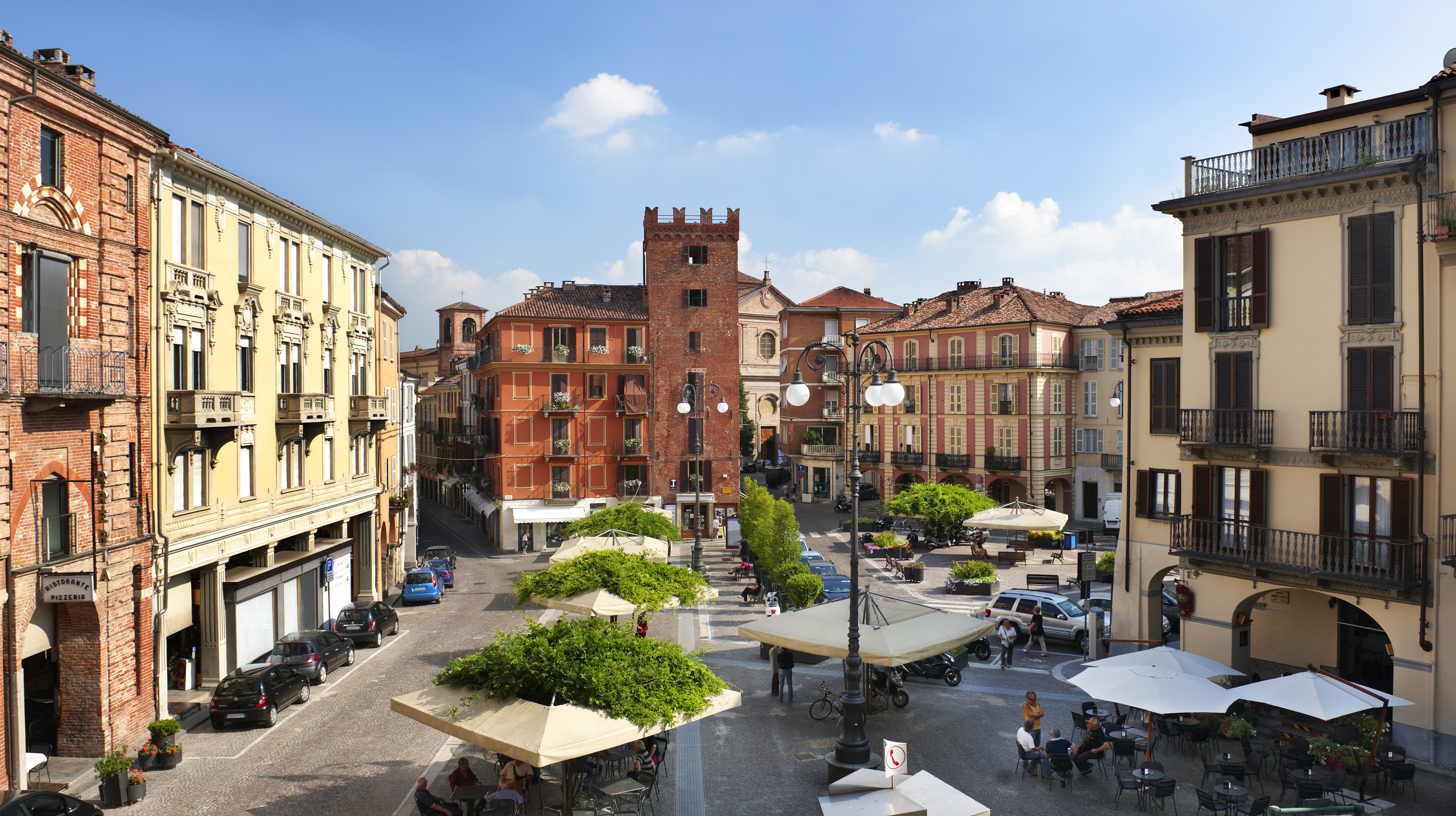 Piazza Statuto, Asti, Torre Guttuari, sunny day